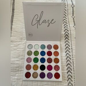 Lúrella Glaze Eyeshadow Palette with 25 Colors
